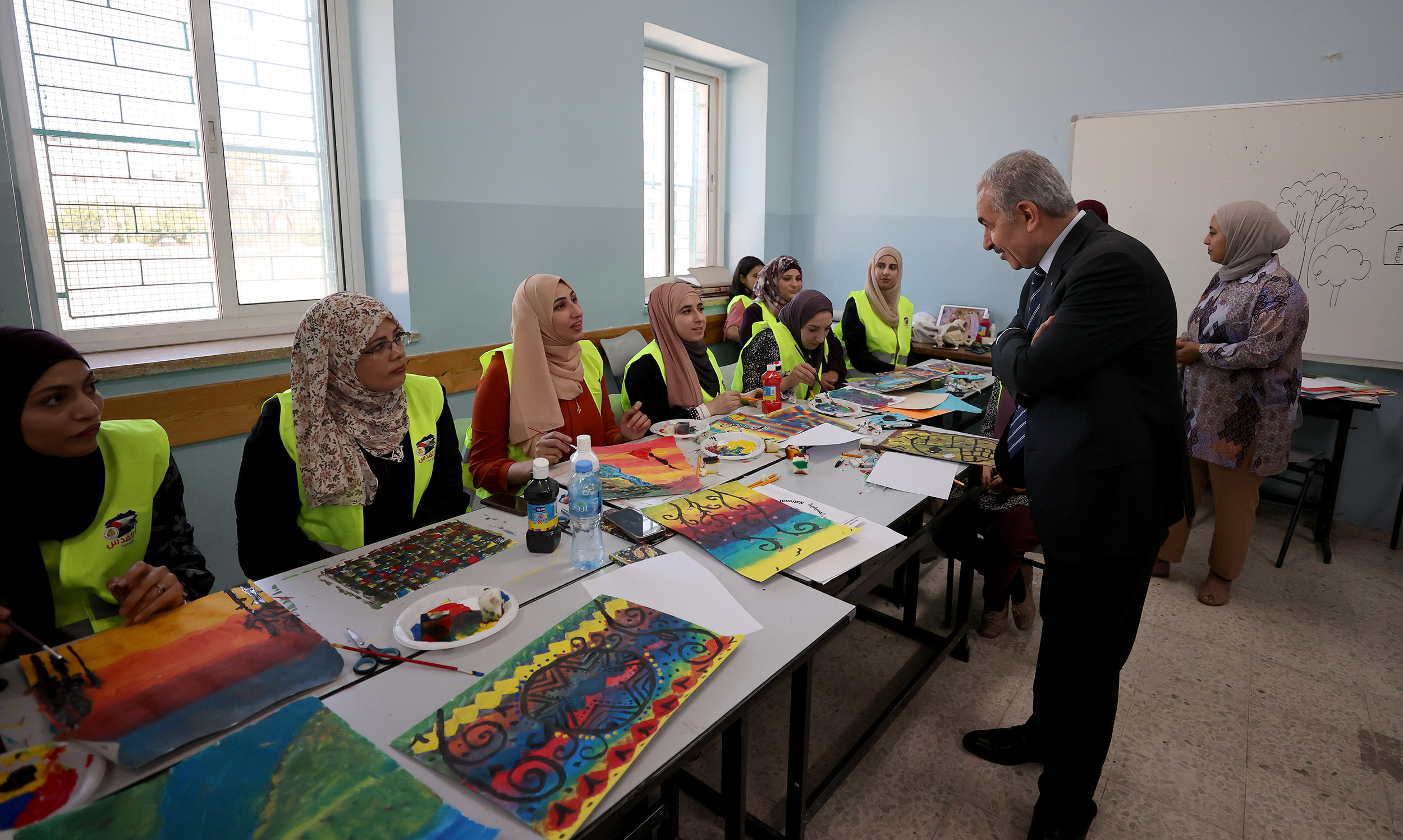 اشتية يتفقد قاعات انعقاد الدورات التدريبية للجنة الوطنية للمخيمات الصيفية. 